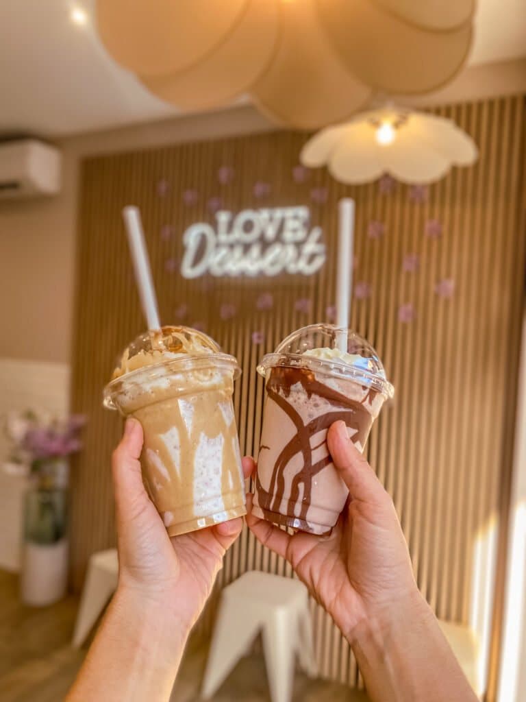 La salle de Saint-Antoine, sous le néon Love Dessert